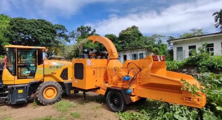 海南園林綠化客戶現(xiàn)場(chǎng)HC-6145樹枝粉碎機(jī)鏈條輸送版